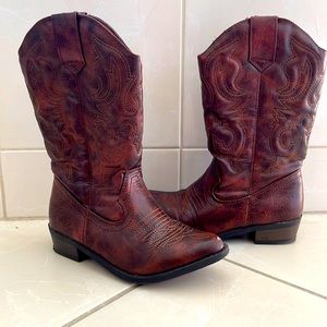 Girls cowboy boots. Zip up. Low heel.